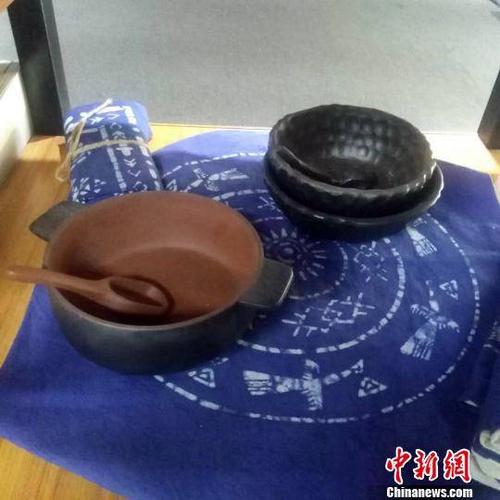 中新网南宁6月5日电 (林涛)陶制品做成了养生餐具;少数民族服饰中特有