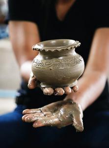 成型陶土花瓶照片